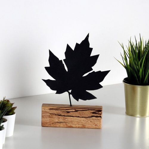 Elegáns fekete dísztárgy, 17 x 27 x 3,5 cm | 100% fém (2 mm) és fa alap | Stílusos  a modern lakberendezéshez és irodai helyiségekhez