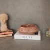 Elegáns vörös travertin márványtál, 23 cm átmérő x 7 cm magasság | 100% természetes kő, gazdag vörös és barna színek | Tökéletes otthoni dekorációhoz és középső darabokhoz
