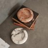 Elegáns hamutartó készlet (2 db), 100% vörös travertin és szicíliai lila márvány, 13 cm átmérőjű | Stílusos és funkcionális otthoni vagy irodai dekorációhoz