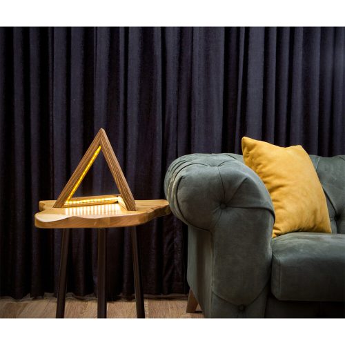 Kézzel készített rusztikus asztali lámpa, barna, 33 x 33 x 31 cm | 100% lucfenyő, LED-világítással, kemencében szárított, lakkozással | Modern és elegáns design lakberendezéshez