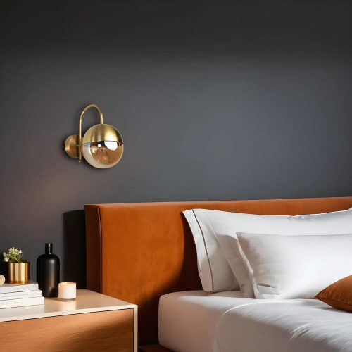 Elegáns fali lámpa, fém ház, 24 cm magas, 15 cm hosszú, arany és borostyán kivitel | E27 aljzat, max 40W, IP20 | Tökéletes a modern lakberendezéshez