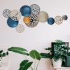 Kézzel festett dekoratív fém falkiegészítő, 90 x 8 x 42 cm | 100% fém, 0,8 mm vastagság | Egyedi színváltozatok a stílusos lakberendezéshez
