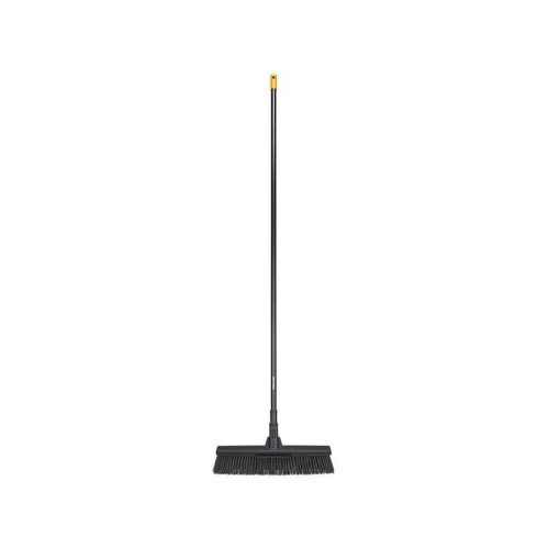 Fiskars Solid univerzális kültéri seprű (L)